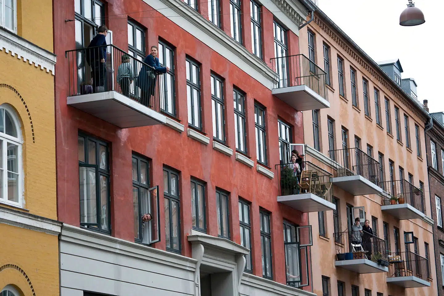Søndag eftermiddag havde Nørrebro Lokaludvalg arrangeret fællessang med »Det er i dag et vejr«. På Ravnsborggade deltog enkelte fra vinduer og altaner.