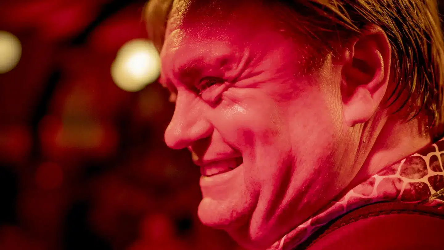 Johnny Hansen var en vred ung mand engang – nu har han lært, at selv om nogle ser ned på hans slags musik, så er der mange andre, der elsker den. Han kører 100.000 kilometer om året og kender hver en flække af kongeriet. Og vi danskere har ændret os, mener han.