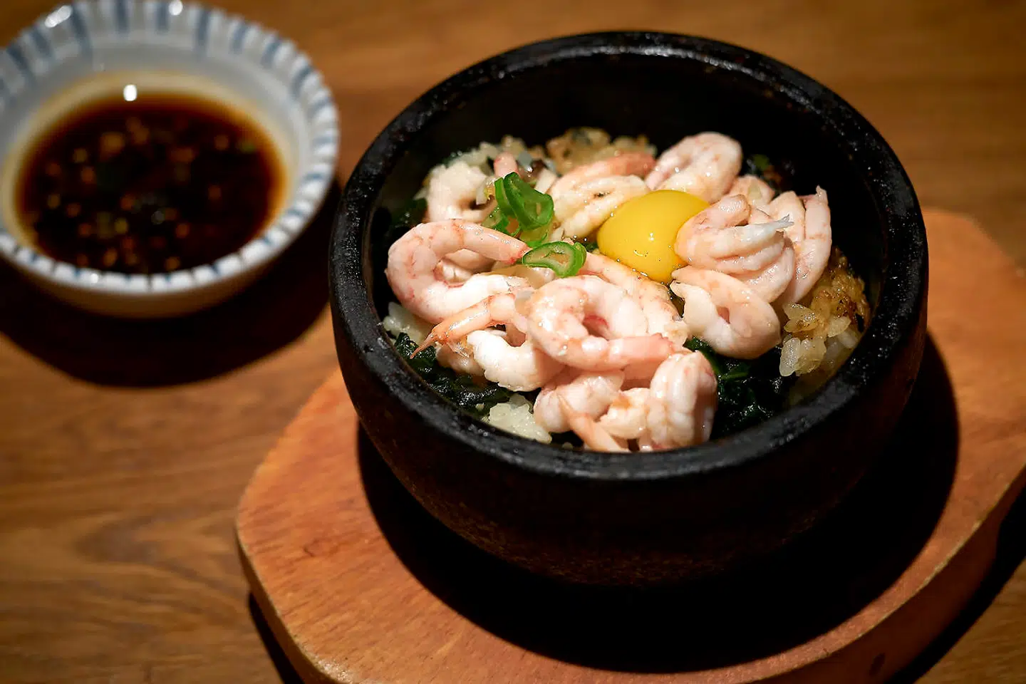 Moi, koreansk restaurant. Hotstone chi-namul-ris med shiitakesvampe og rejer.