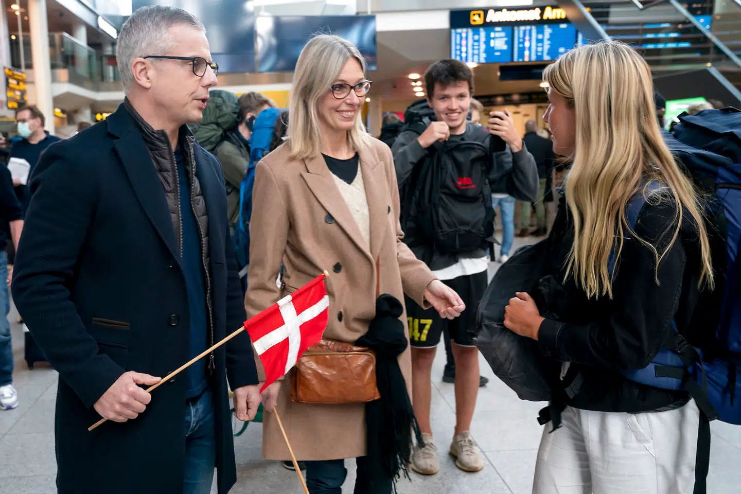 Familien Simonsen er kørt fra Horsens til København for at hente datteren, der afbrød en jordomrejse tre uger før tid for at vende hjem.