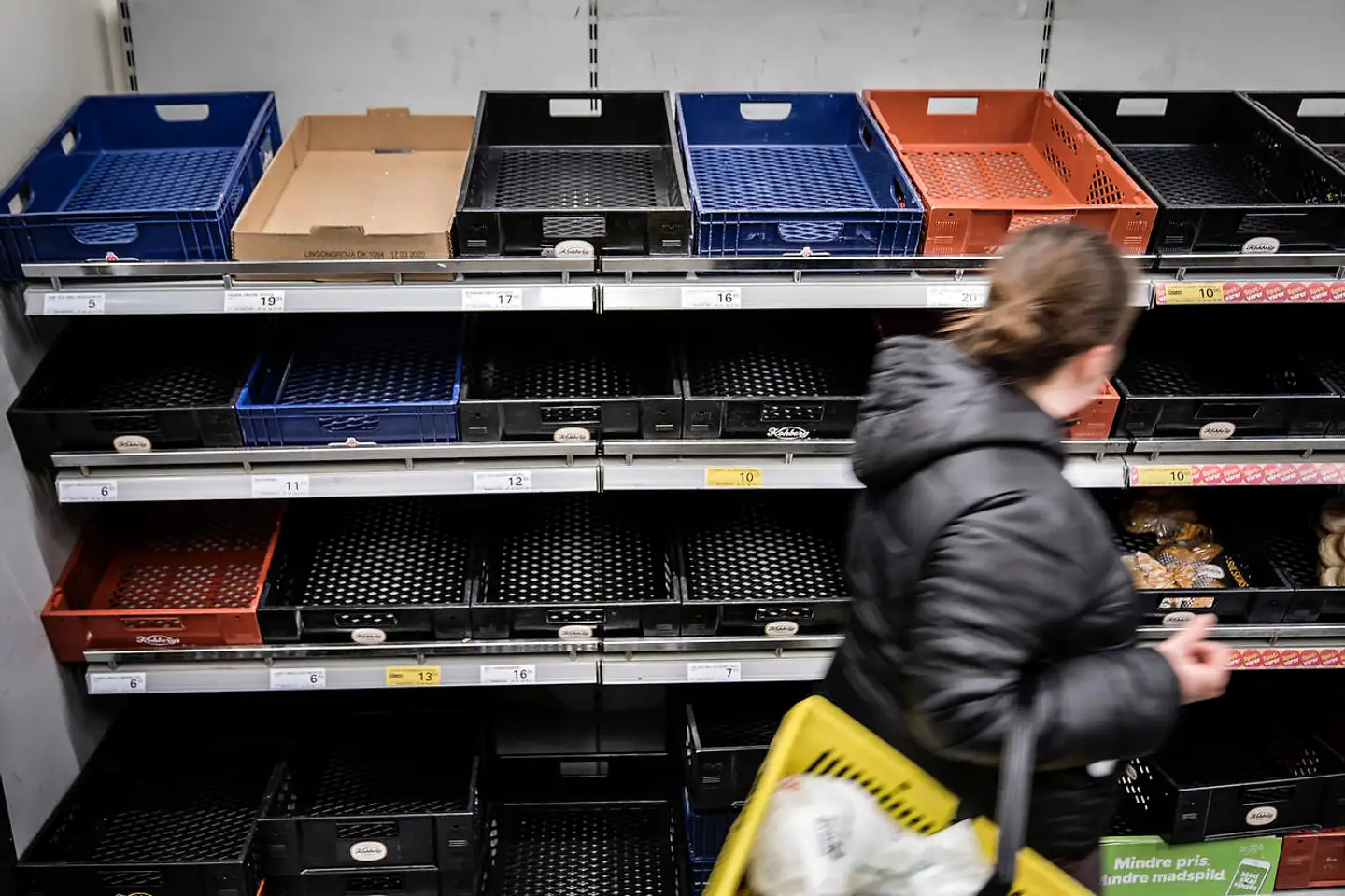 Du kan takke urhjernen for, at så mange styrtede ud og købte rugbrød og toiletpapir i store mængder, mens andre blev overladt til tomme hylder.
