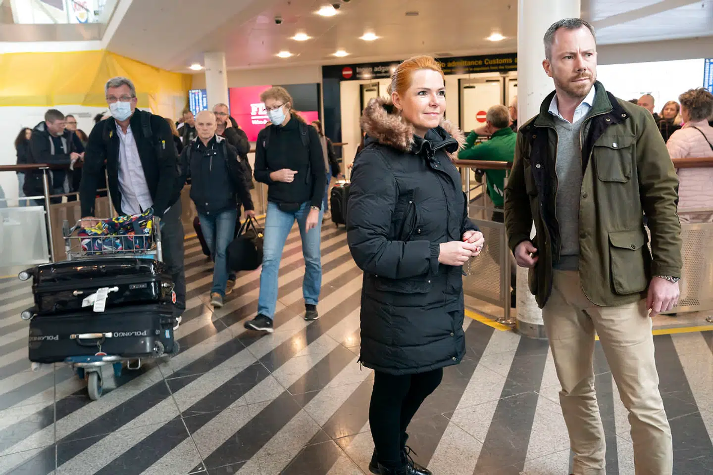 Venstres formand, Jakob Ellemann-Jensen, og næstformand Inger Støjberg tog i lufthavnen kl. 12.00 for at se grænsen lukke. De foreslår, at asylansøgere kommer i 14 dages karantæne ved ankomst.