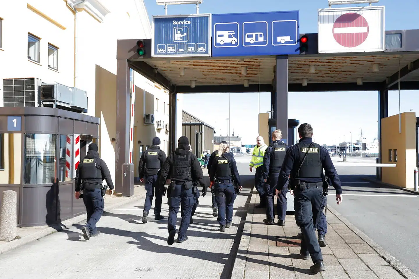 Den danske grænse ved Helsingør lørdag den 14. marts 2020. Statsministeren meddelte på et pressemøde fredag aften, at alle landets grænser lukker lørdag klokken 12:00 for at forhindre udbredelse af smitte med coronavirus. Grænsekontrollen løber til og med 13. april, og alle udlændinge uden anerkendelsesværdige formål i Danmark vil i den periode blive afvist ved grænsen.