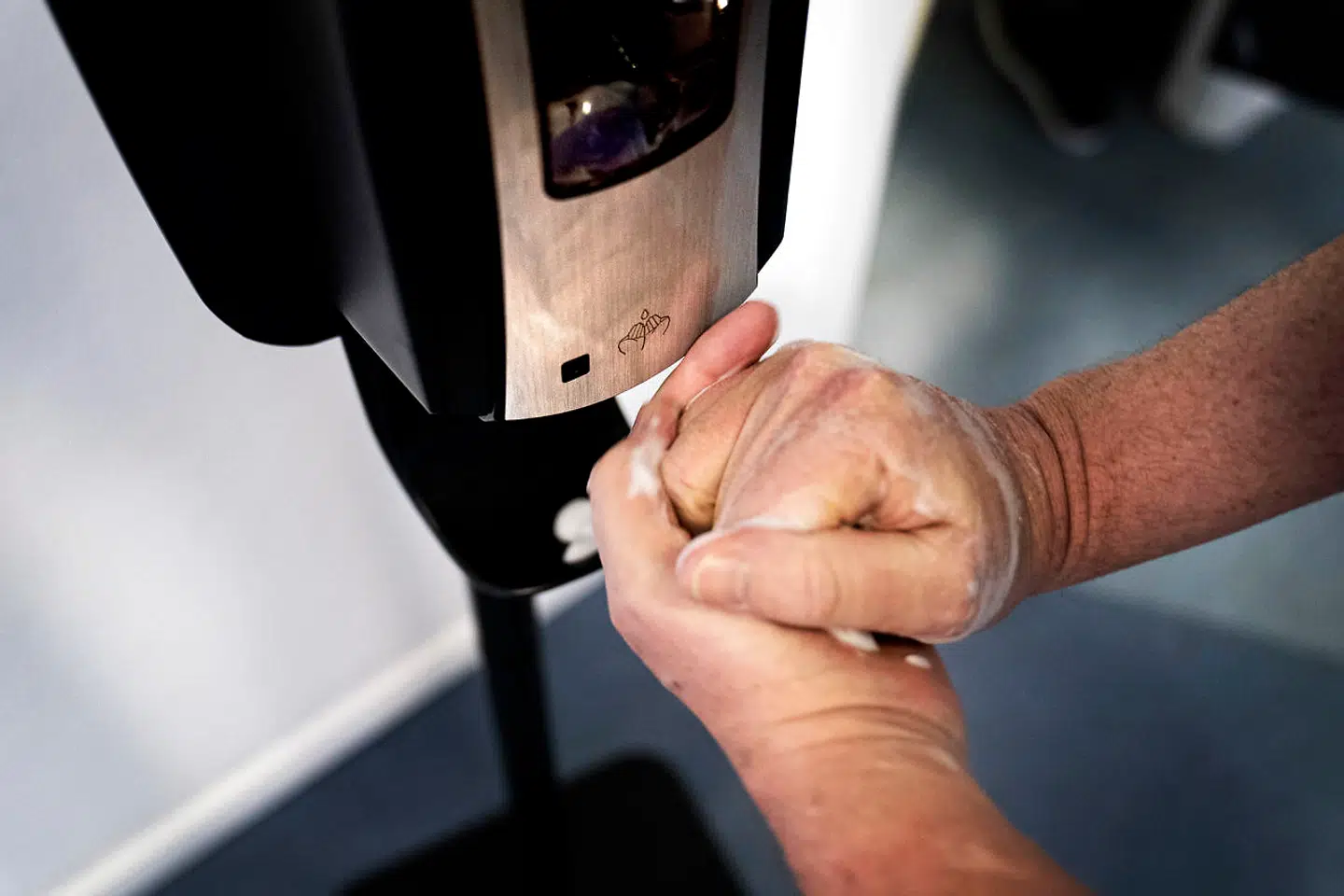 Håndsprit meldes udsolgt flere steder i landet, og hospitaler oplever, at håndsprit er forsvundet.