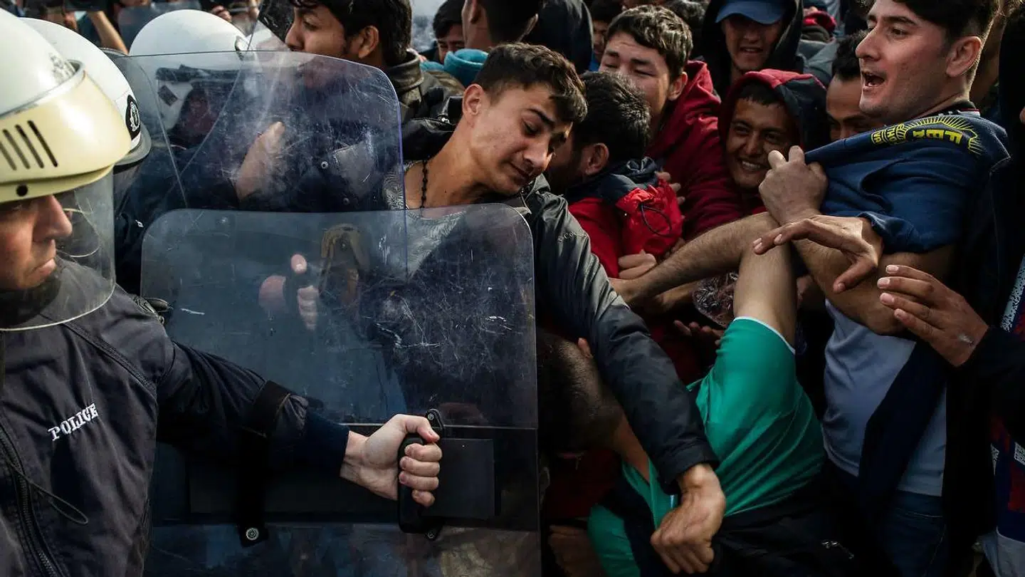 »(...) Vi skal ikke hente store antal af unge, uledsagede asylansøgere fra øen Lesbos i Grækenland til Danmark. Ved første øjekast kan det måske synes som en venlig, humanitær gestus. Men det vil ikke gavne Danmark,« skriver Marcus Knuth. (Photo by ANGELOS TZORTZINIS / AFP)