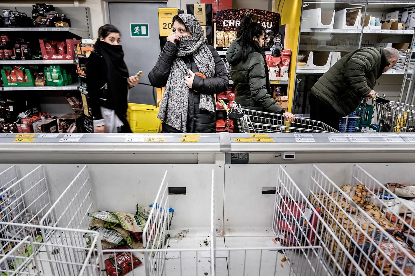 Den begyndende panik ramte for alvor danskerne onsdag aften, da statsminister Mette Frederiksen (S) bebudede lukning af alle danske skoler. Konsekvensen blev en øjeblikkelig hamstringsinvasion i landets supermarkeder.