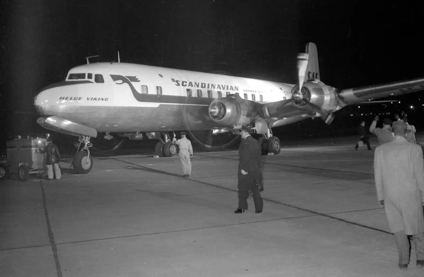 Flyvninger mellem USA og København kommer til at stå stille. Det mere end 60 år efter, at de blev sat i værk. Her fra 1954, hvor SAS-flyet »Helge Viking« ankommer til Kastrup Lufthavn efter den første tur København-Los Angeles over Nordpolen. Arkivfoto: Børge Lassen/Ritzau Scanpix