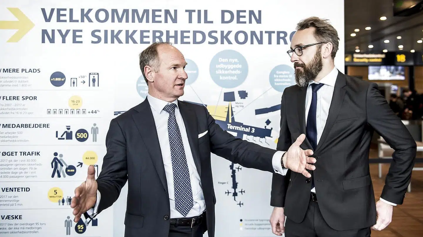 Lufthavnen er blev udvidet ad flere omgange. Her da Københavns lufthavns administrerende direktør, Thomas Woldbye (tv.), sammen med daværende transport-, bygnings- og boligminister Ole Birk Olesen (LA) , åbnede den nye og udvidede sikkerhedskontrol i Københavns Lufthavn i februar 2018. Sikkerhedskontrollen skulle gennemgå en større om- og ikke mindst udbygning for at give ekstra god plads til de mange passagerer, der hvert år rejser gennem Københavns Lufthavn. (Foto: Mads Claus Rasmussen/Scanpix 2018)