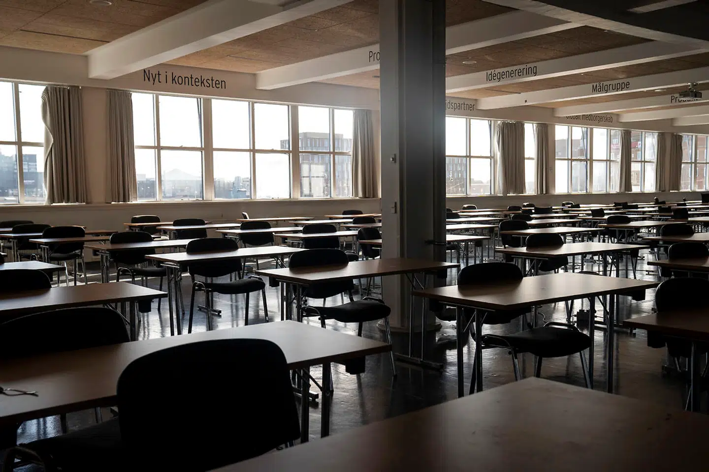 Rysensteen Gymnasium sendte eleverne hjem, efter der blev konstateret to smittetilfælde blandt eleverne. Terminsprøverne lå i programmet for næste uge, som nu må gennemføres digitalt.