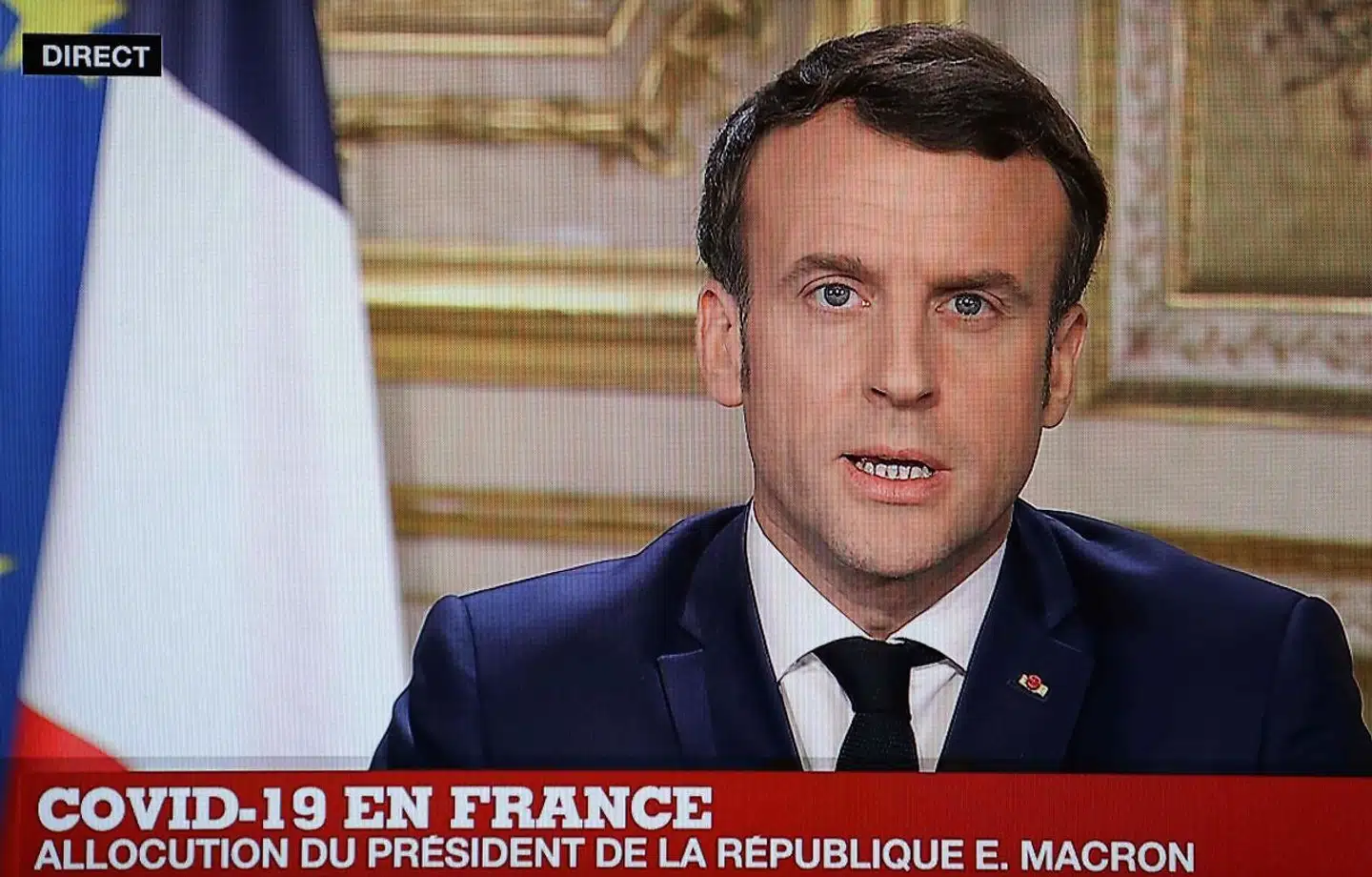 Emmanuel Macron er under hårdt pres for at aflyse det franske kommunalvalg, der afvikles 15. og 29. marts. Men i en TV-tale til nationen fastslog præsidenten, at valget vil finde sted for at sikre den »demokratiske kontinuitet« midt i en krisetid.