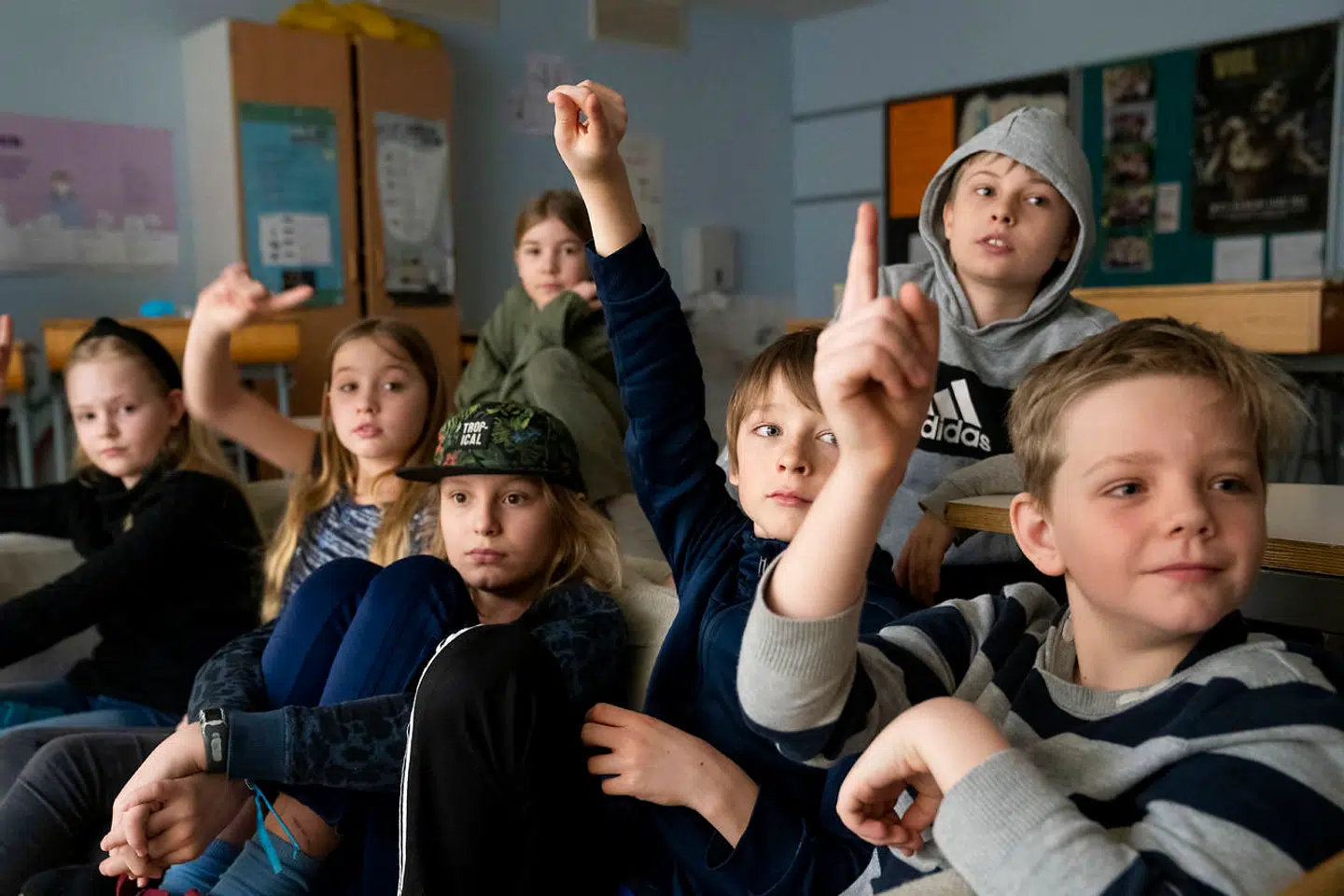 Syv 4.-klasseelever fortæller, hvad de ved om coronavirus, imens de venter på at tage hjem efter regeringens beslutning om at lukke de danske skoler. Fra øverst til venstre: Freja, Milton, Mille, Lærke, Mikkel, Adam og Gustav fra 4. klassetrin.