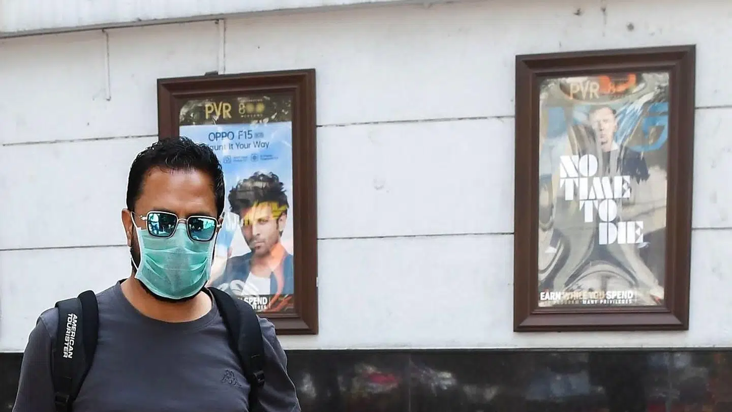 Biografer verden over er lukket på grund af coronafare, og folk sidder i stedet derhjemme og streamer film og serier. Netflix har for nylig lanceret en dokumentar-serie om pandemier, som nærmest forudså, hvad der ville ske. Her er det en biograf i Indien, som lukkede, inden den nye »James Bond«-film skulle have haft premiere.