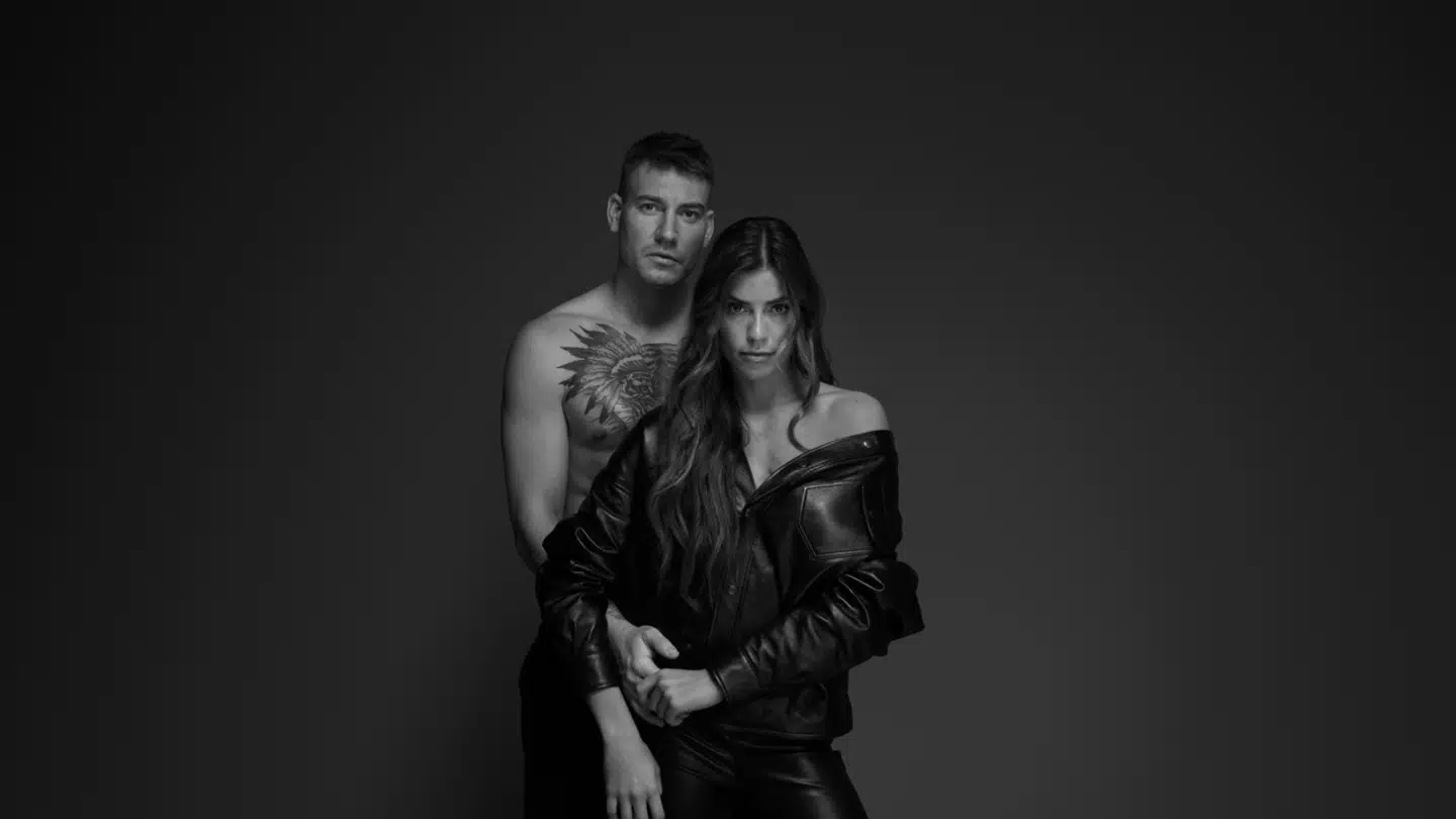 De har jo ikke noget tøj på. TV-serien om Nicklas Bendtner og hans kæreste, Philine Roepstorff, er fuldstændig renset for dramatiske højdepunkter.