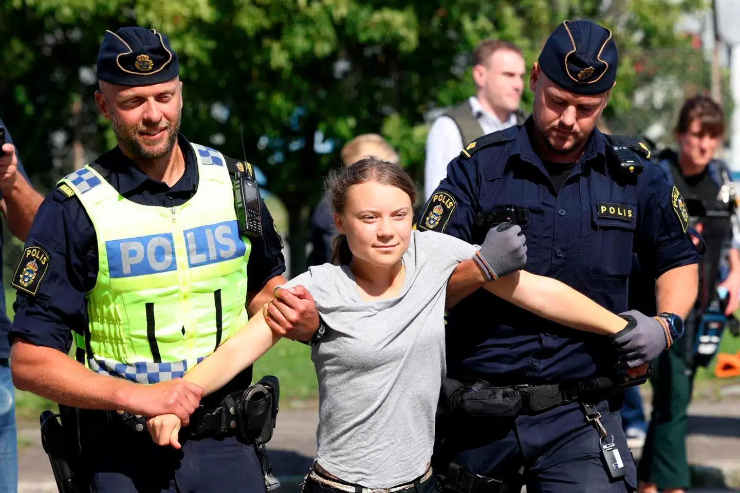 Greta Thunberg deltog mandag i en demonstration, kort efter at hun havde fået bøder for en lignende handling.