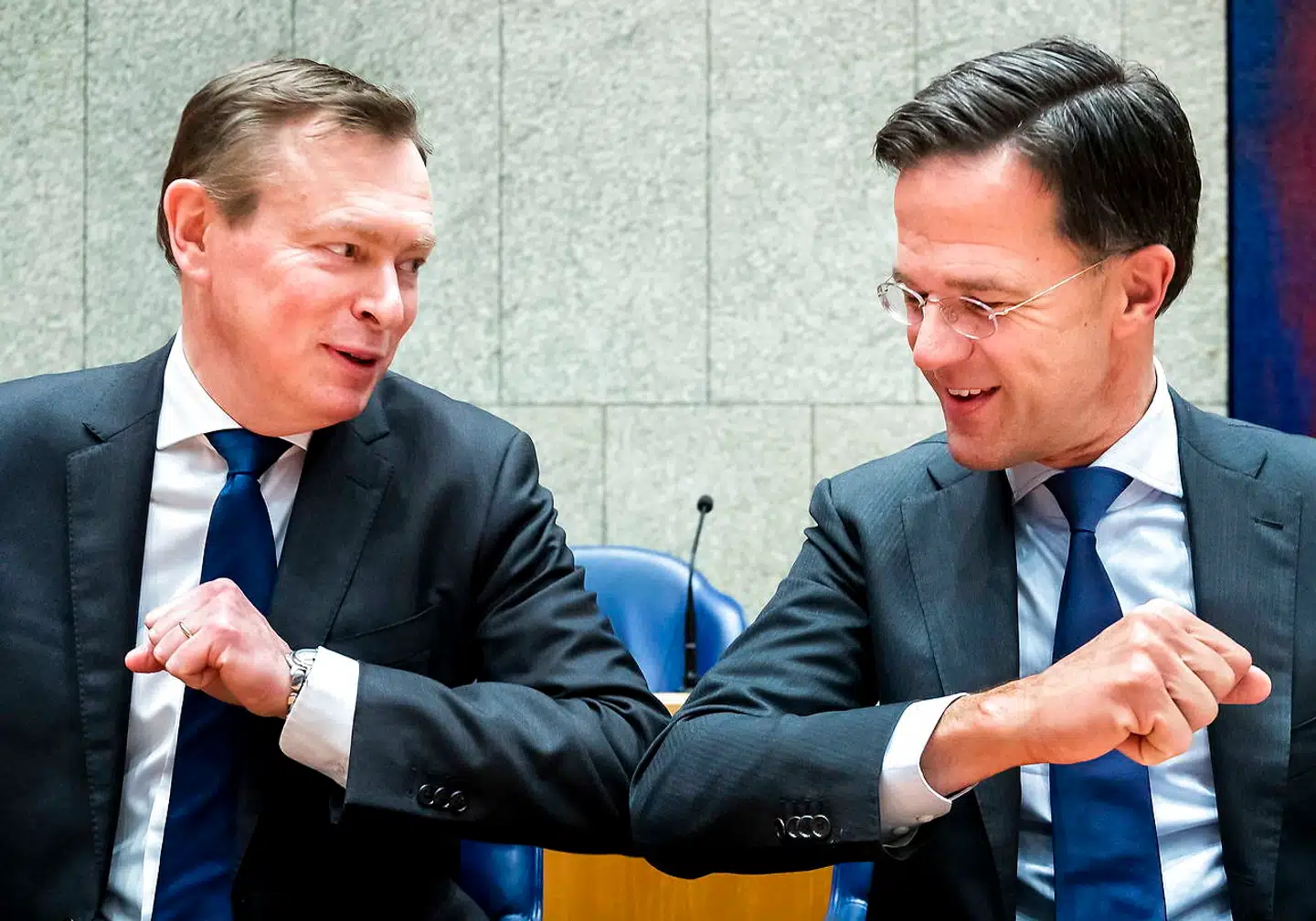 »Albue-bump vinder også frem. Det virker som det officielle Danmarks foretrukne nye hilsen, måske fordi de føler, fist bump er for amerikansk,« skriver Timme Bisgaard Munk om den nye hilseform, der er vundet frem efter, at coronavirus er brudt ud.