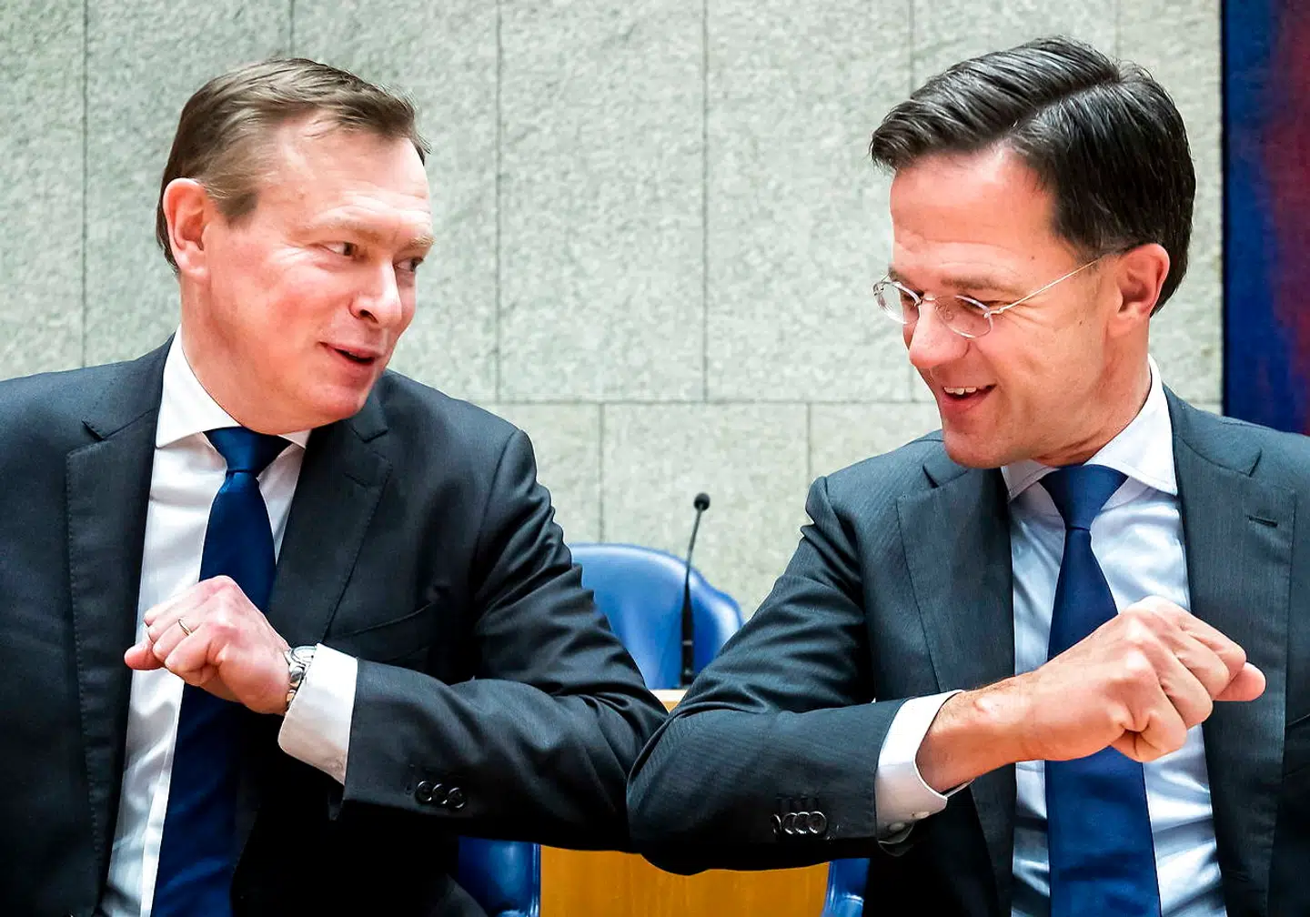 »Albue-bump vinder også frem. Det virker som det officielle Danmarks foretrukne nye hilsen, måske fordi de føler, fist bump er for amerikansk,« skriver Timme Bisgaard Munk om den nye hilseform, der er vundet frem efter, at coronavirus er brudt ud.