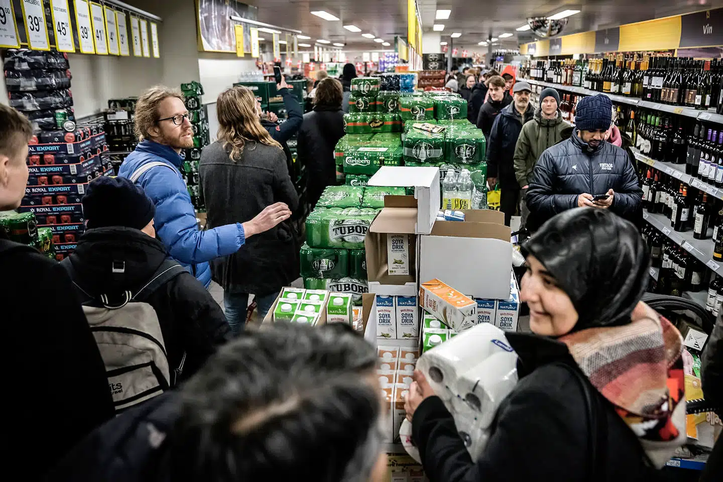 Regeringens pressemøde onsdag aften fik danskerne til at hamstre toiletpapir, rugbrød og andre dagligvarer trods tydelige henstillinger til det modsatte fra statsminister Mette Frederiksens side. Her hamstres der – og udveksles ud- og indåndinger – i Netto på Nørrebrogade i København.