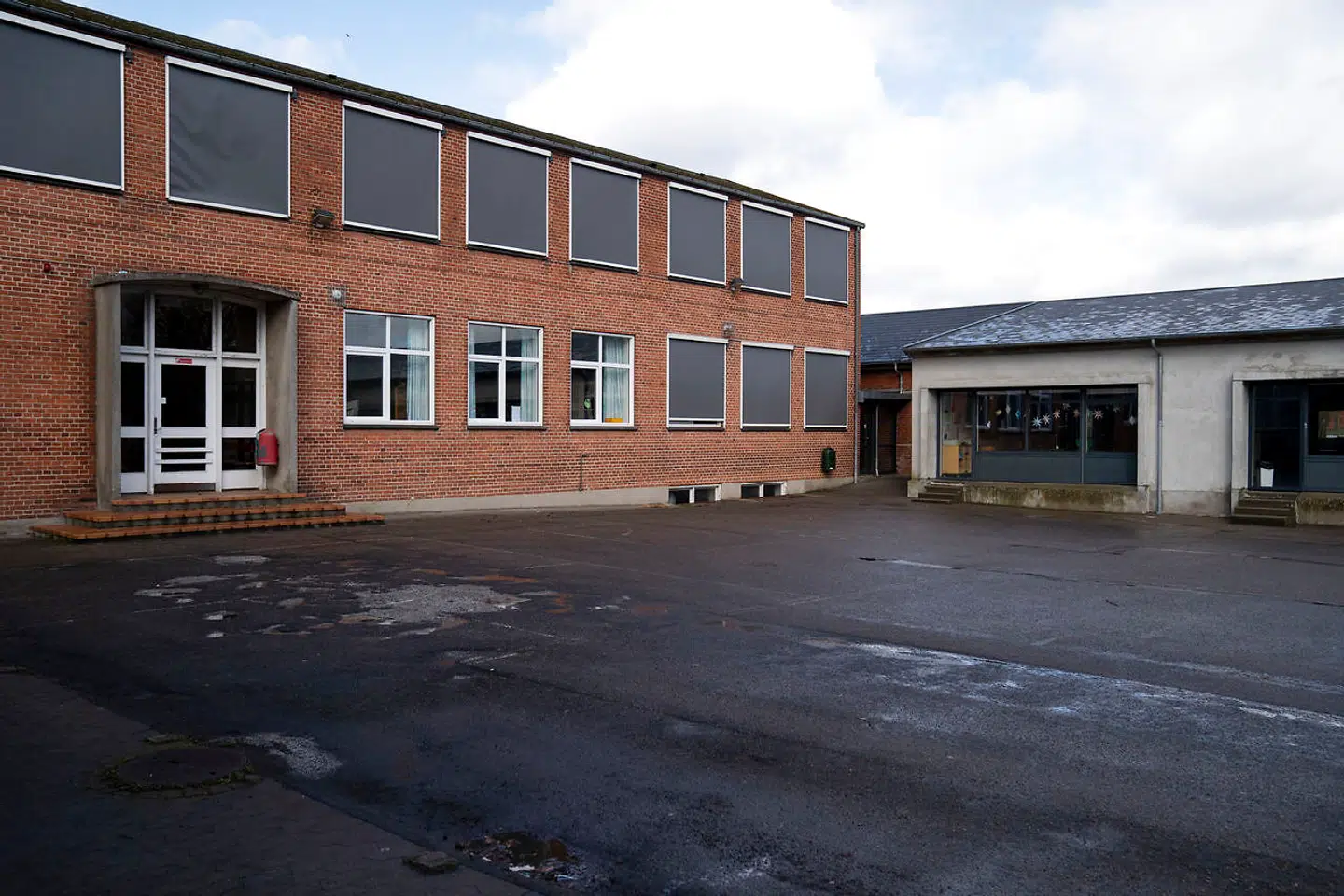 Eleverne på Hvalsø Skole (billedet) og landets øvrige skoler skal undervises hjemme og virtuelt, nu hvor skolelukninger på grund af risiko for coronasmitte er en realitet.