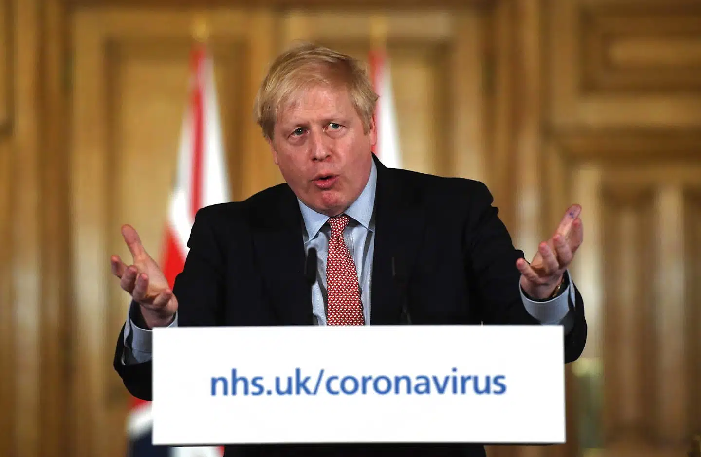 Boris Johnson forklarede på et pressemøde torsdag, at de britiske myndigheder nu ville skifte bekæmpelsesstrategi, så smitten fra coronavirus kan forsinkes. Han forventer dog stadig, at det kan blive værre.