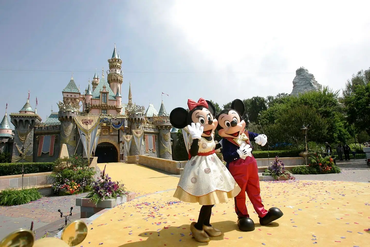 Disney-figurerne Minnie Mouse og Mickey Mouse vinker til publikum i Disneyland i Anaheim i Californien. Men nu får de en pause. Forlystelsesparken lukker på grund af faren for udbredelse af coronavirus.