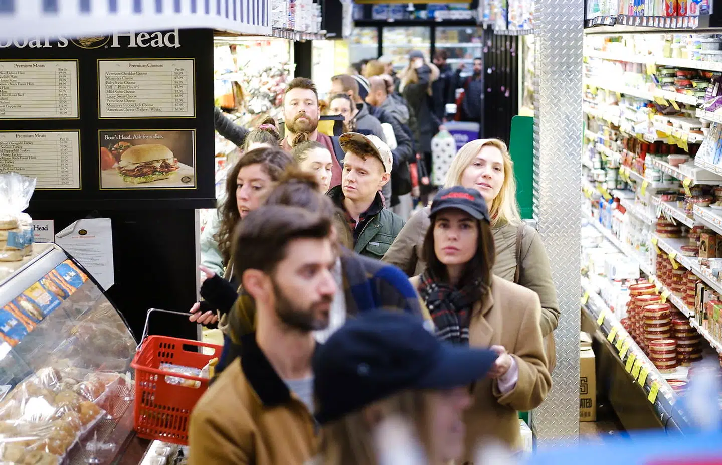 Newyorkere reagerer på nedlukninger i deres by på grund af coronavirussen ved at købe ekstra ind. Her handlende i kø i et supermarked i Brooklyn i New York.