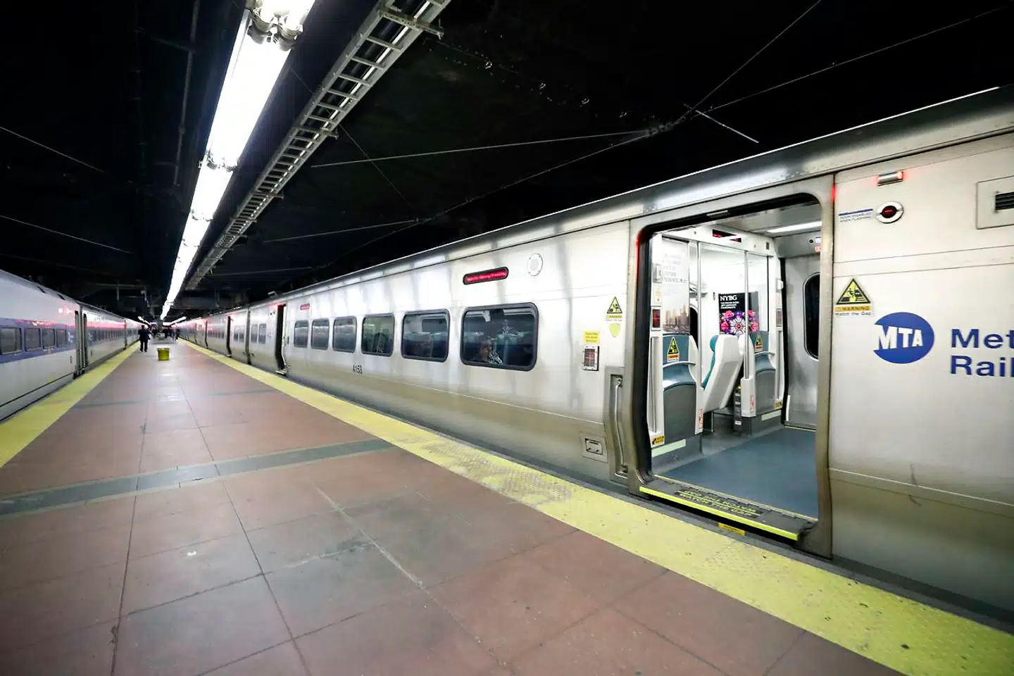 Normalt er der propfyldt i metrotogene i New York i myldretiden. Men i går var der mennesketomt på Metro North-perronen på Grand Central Terminal. Mange firmaer har bedt deres ansatte om at arbejde hjemmefra for at undgå smitte og udbredelse af coronavirus.