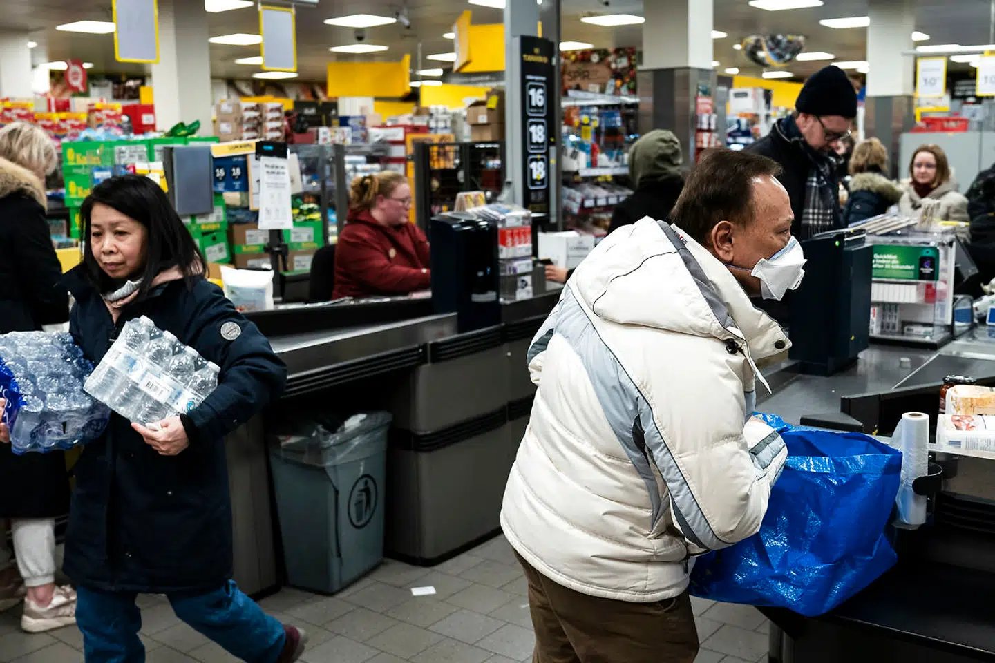 Folk på storindkøb i Netto på hjørnet af Ebertsgade og Amagerbrogade i København.