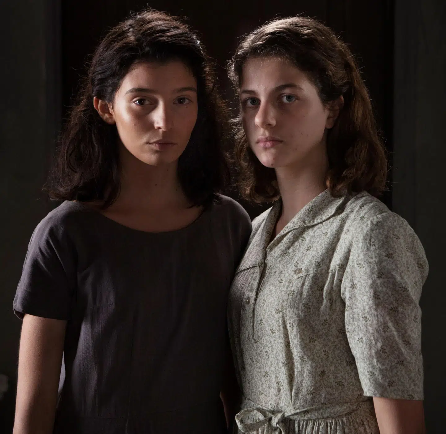 Gaia Girace og Margherita Mazzucco er bedste venner i »My Brilliant Friend«. Foto: HBO Nordic