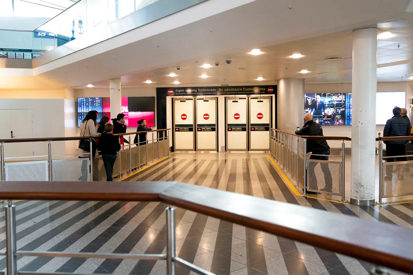 Der er ikke mange, som venter på rejsende i ankomsthallen i Københavns Lufthavn, efter at spredningen af coronavirus har sendt luftfarten ud i en historisk krise.