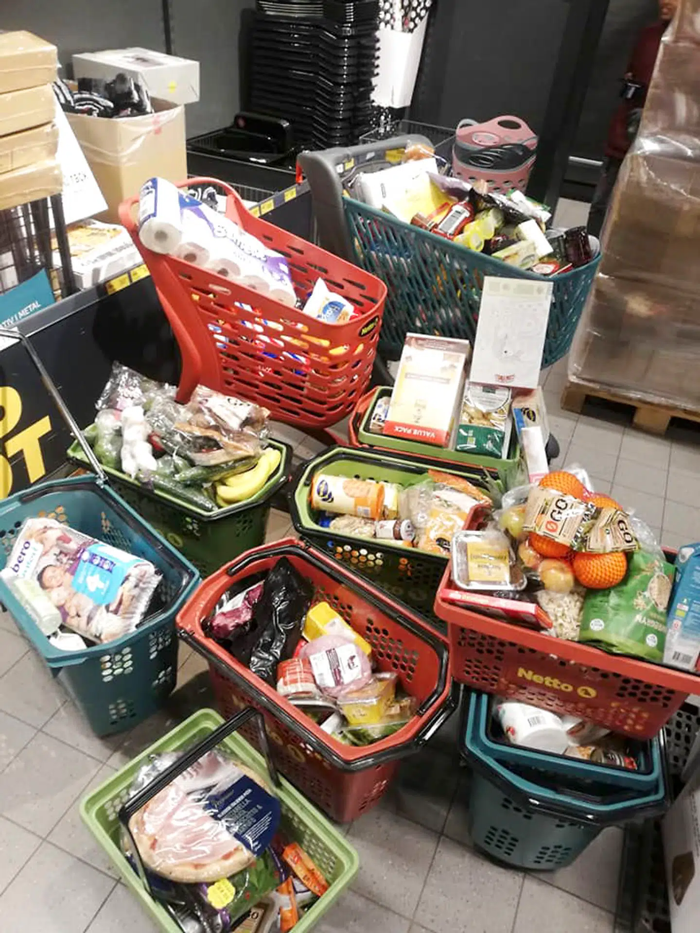 I en Netto i Gentofte fortrød corona-panikkede kunder pludselig deres hamstring og efterlod varerne. Fødevarerne skal nu kasseres.