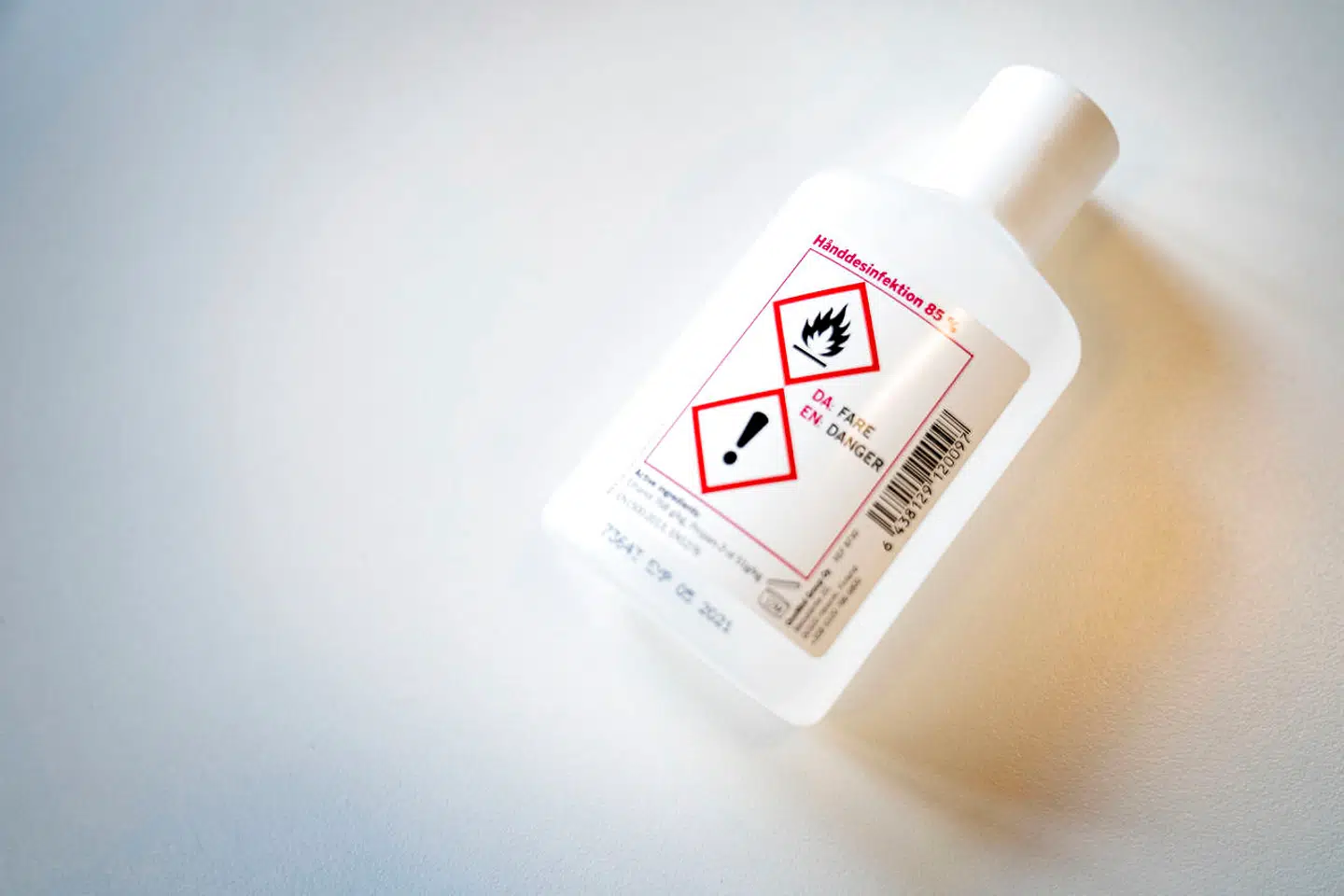 »Giv barnet et glas mælk til at skylle efter med,« lyder rådet fra Giftlinjen til forældre, hvis børn har smagt på håndspritten.