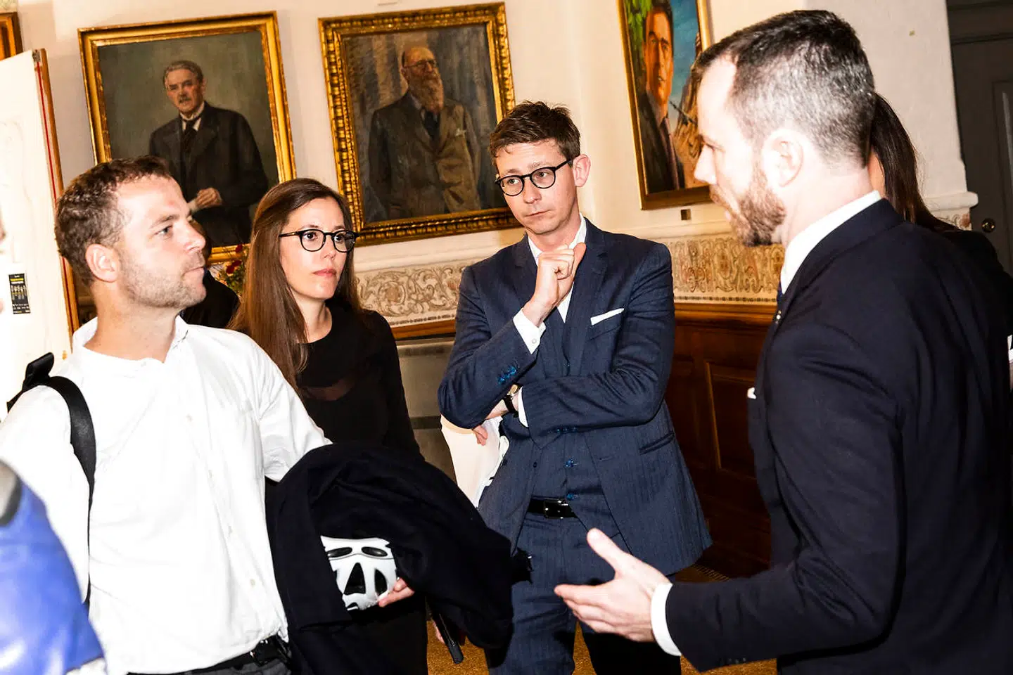 Torsdag er Folketinget samlet for at hastebehandle lovgivning, der vil give regeringen vide beføjelser, i et forsøg på at bremse coronavirussen i at sprede sig yderligere.