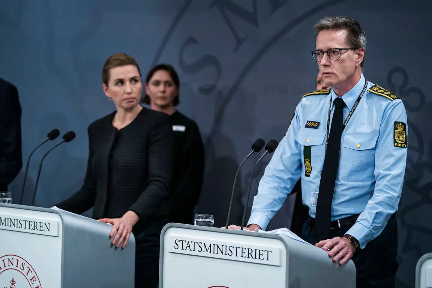 »Vi skal stå sammen, og vi skal passe på hinanden, men vi skal gøre det på en anden måde, end vi plejer. Vi plejer som danskere at søge fællesskabet ved at være tæt med hinanden. Nu skal vi stå sammen ved at holde afstand til hinanden,« sagde statsminister Mette Frederiksen ved pressemødet onsdag aften. Her ses statsministeren ved siden af rigspolitichef Thorkild Fogde.