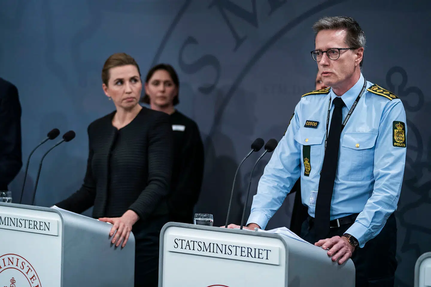 »Vi skal stå sammen, og vi skal passe på hinanden, men vi skal gøre det på en anden måde, end vi plejer. Vi plejer som danskere at søge fællesskabet ved at være tæt med hinanden. Nu skal vi stå sammen ved at holde afstand til hinanden,« sagde statsminister Mette Frederiksen ved pressemødet onsdag aften. Her ses statsministeren ved siden af rigspolitichef Thorkild Fogde.