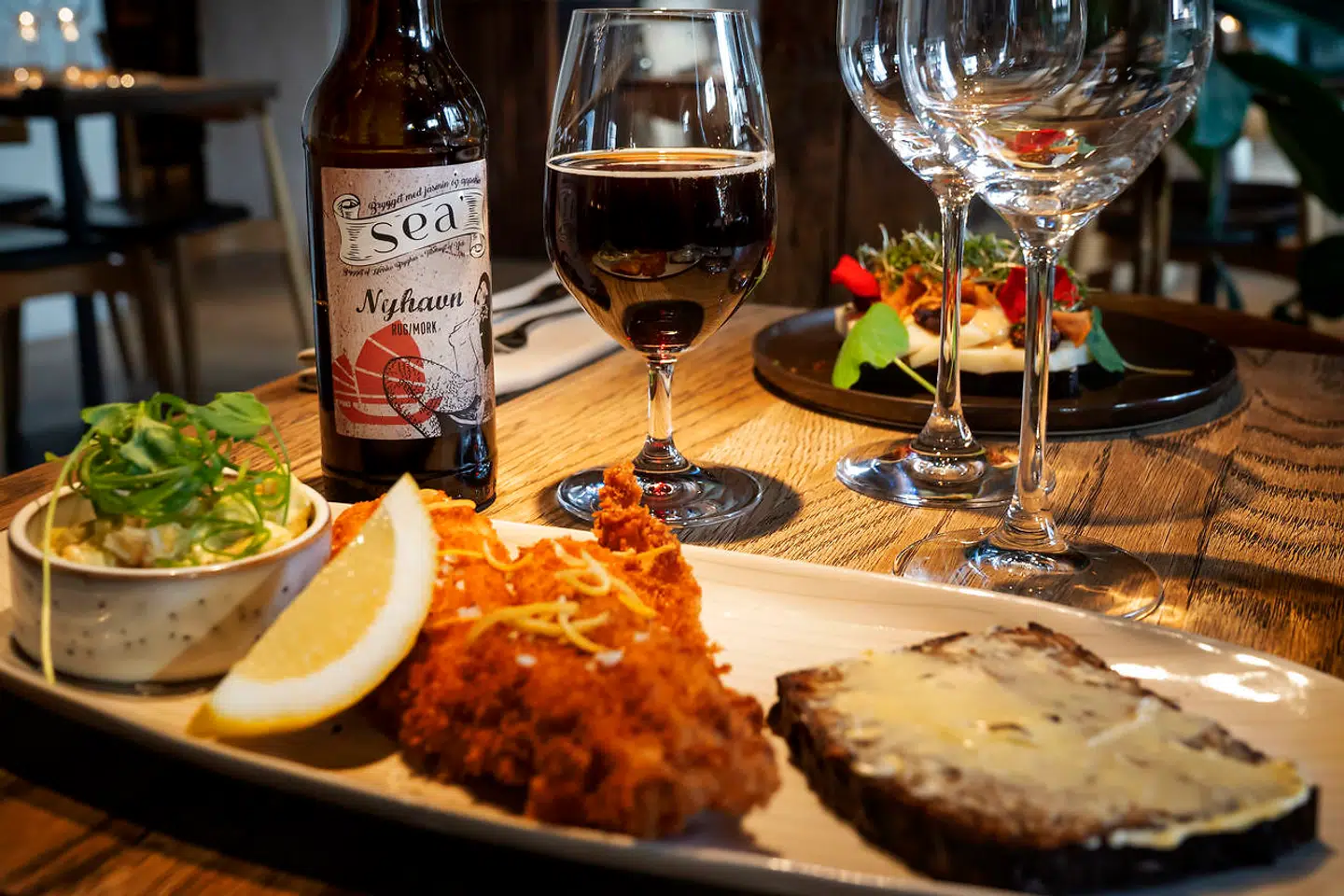 Stedets pankostegt rødspætte blev aldrig helt forløst og endte et ubestemmeligt sted mellem to kulturer.