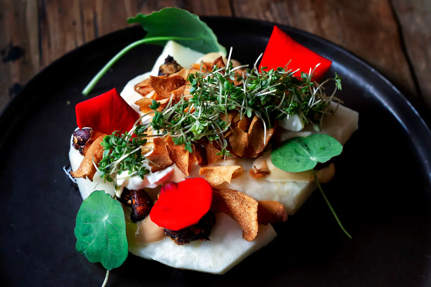 Anmeldelsens grønne indslag er dette meget vellykkede stykke smørrebrød med saltbagt selleri med misomayo, sprød hvidløg og limeskal.