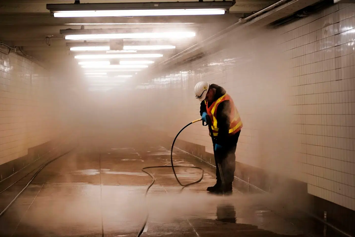 Arbejdere rengør subwaystation i Brooklyn i New York for at beskytte imod smitte med coronavirus.