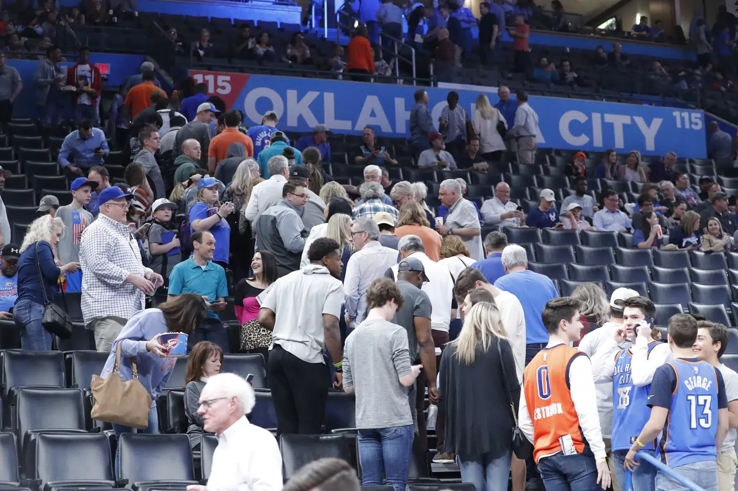 Tilskuere til NBA-kampen mellem Oklahoma City Thunder og Utah Jazz forlader arenaen, efter at kampen blev aflyst lige inden starten. Alonzo Adams/Ritzau Scanpix
