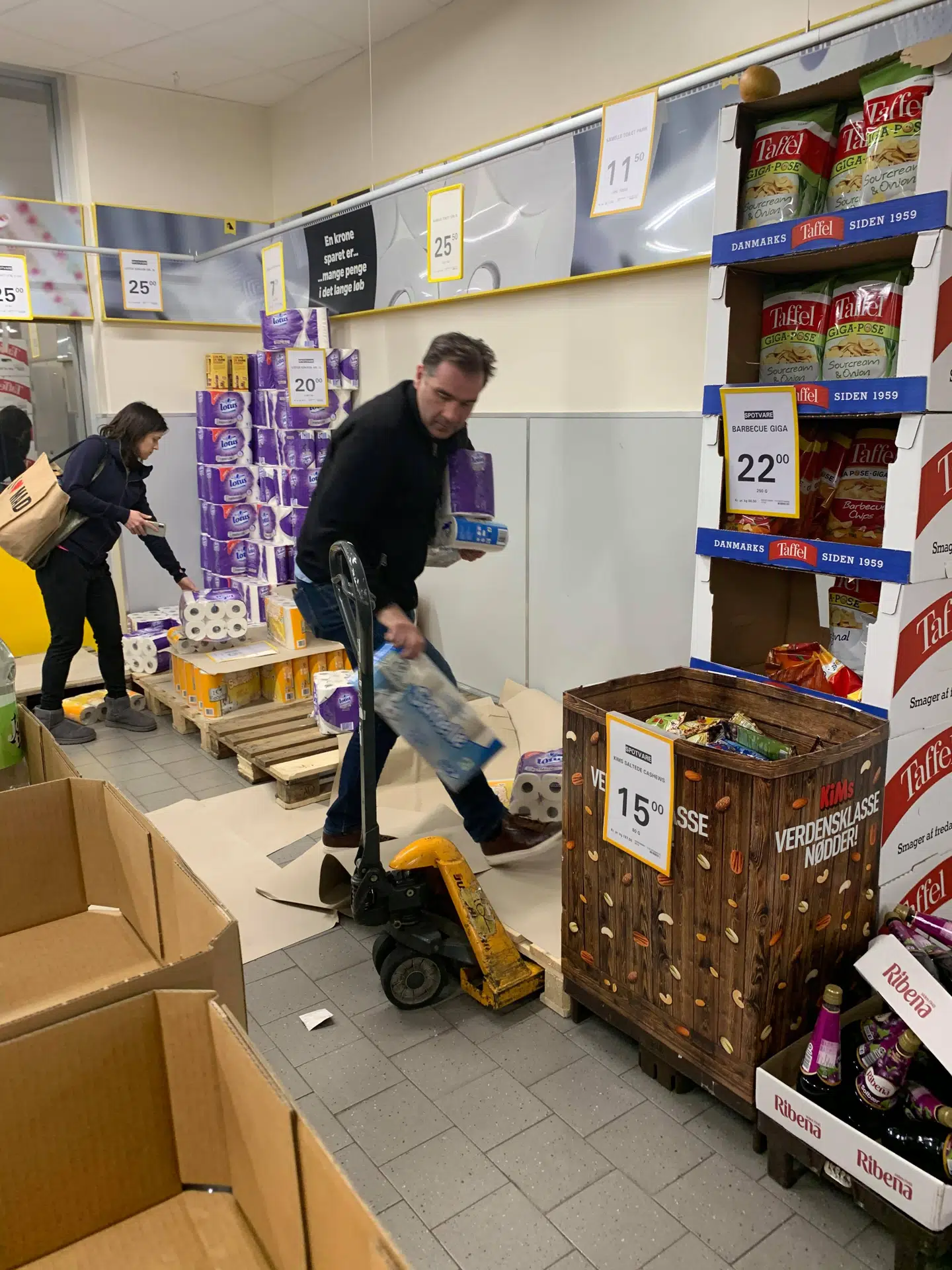 Toiletpapir er i høj kurs onsdag aften i Netto i Hellerup.