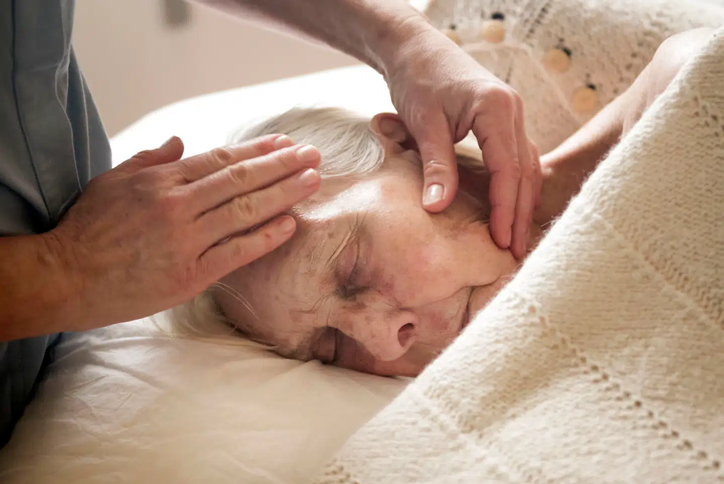 Sygeplejerske May Bjerre Eiby driver demens-plejehjemmet Dagmarsminde og Søstersanatoriet på Frederiksberg, hvor denne ældre kvinde blev fotograferet sidste år, mens hun fik ansigtsmassage.