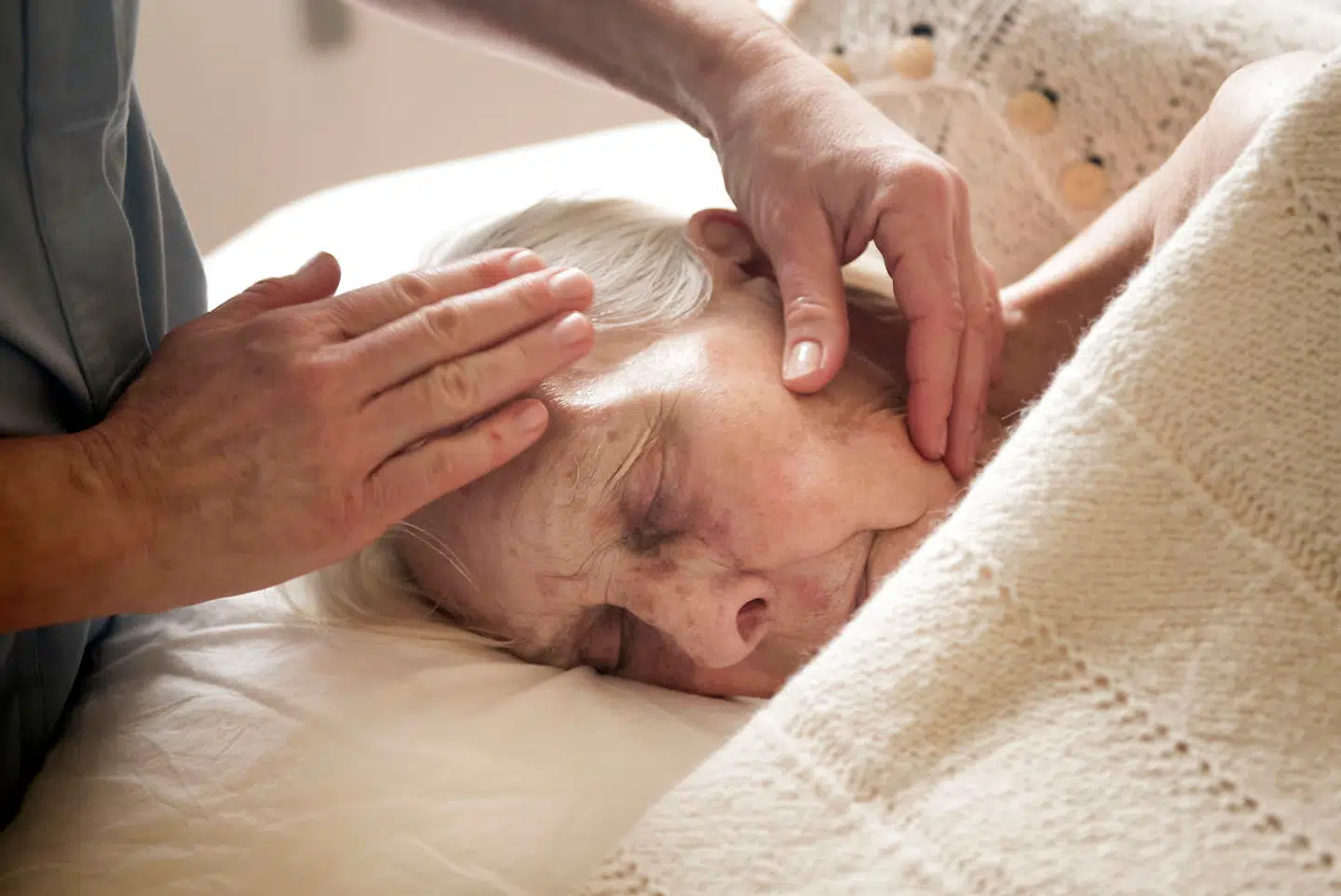 Sygeplejerske May Bjerre Eiby driver demens-plejehjemmet Dagmarsminde og Søstersanatoriet på Frederiksberg, hvor denne ældre kvinde blev fotograferet sidste år, mens hun fik ansigtsmassage.