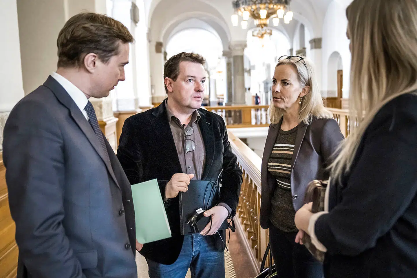 En bred koalition af medieordførere fra partierne på Christiansborg havde kritiske spørgsmål og bemærkninger med til samrådet. Her ses flere af de centrale politikere, som stillede spørgsmål til ministeren. Fra venstre side er det Morten Messerschmidt fra Dansk Folkeparti, Jens Rohde (R), Birgitte Bergmand (K), og Britt Bager (V).