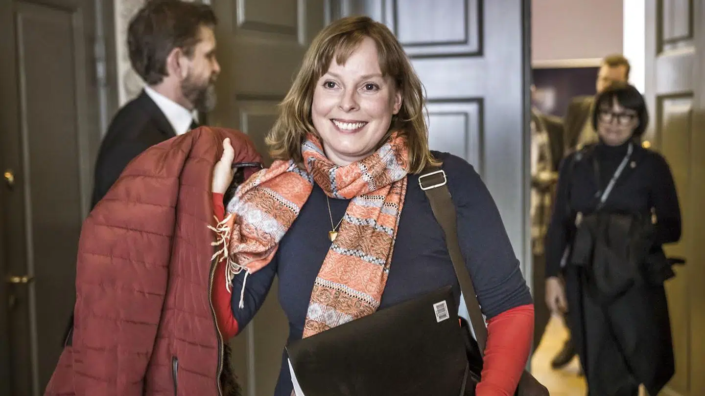 Her forlader kulturminister Joy Mogensen (S) et åbent samråd i Folketinget vedrørende lukningen af Radio24syv. Ministeren smilede på vej ud ad døren, men blev kritiseret under samrådet og måtte undskylde og beklage dele af af processen.