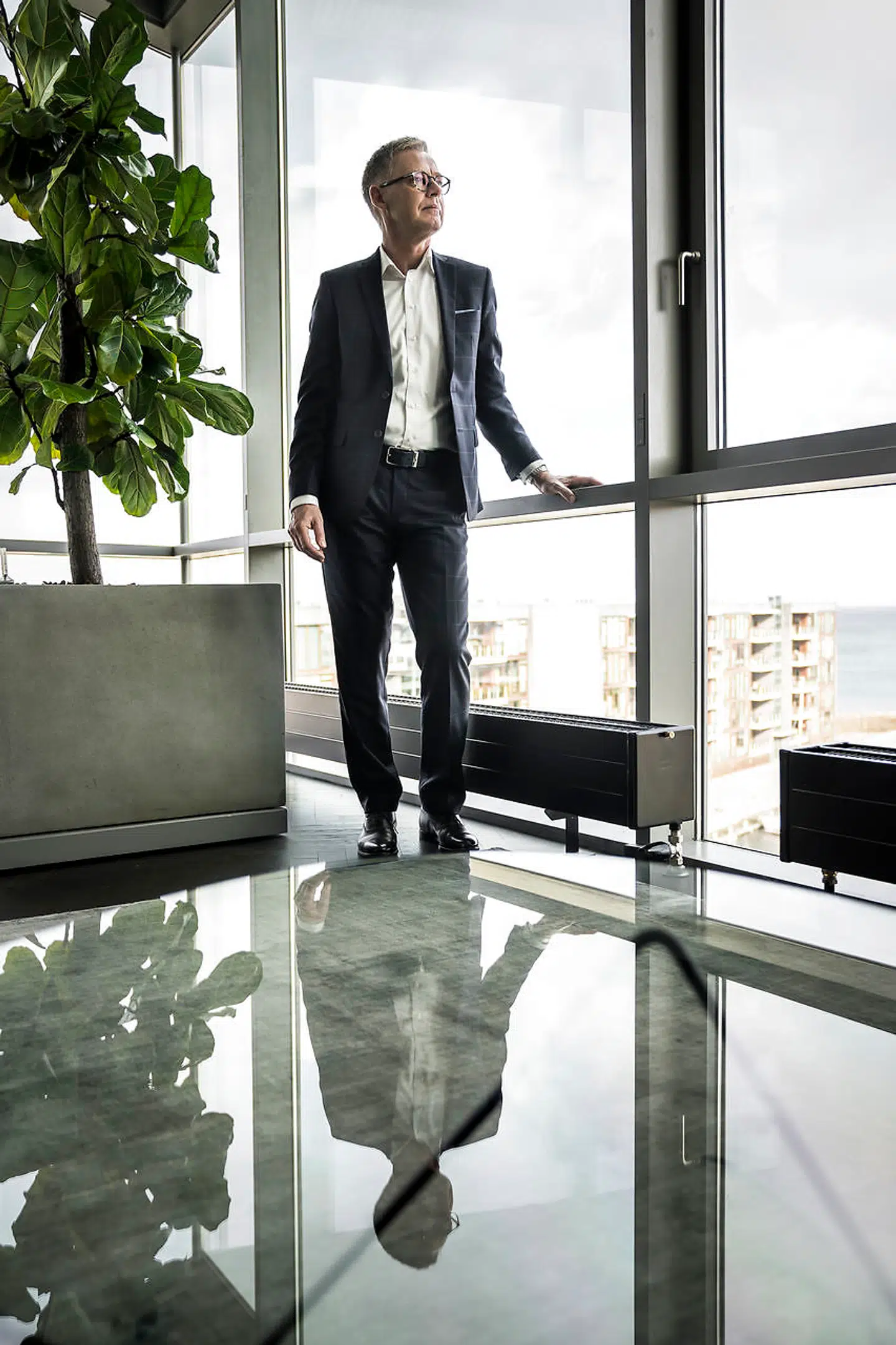 Christian Scherfig er advokat og partner i advokatfirmaet Lundgrens og tidligere formand for Radio- og TV-nævnet fra 2004 til udgangen af 2012. Han har kritiseret det nuværende nævn for at amputere armslængden i forløbet om lukningen af Radio24syv.