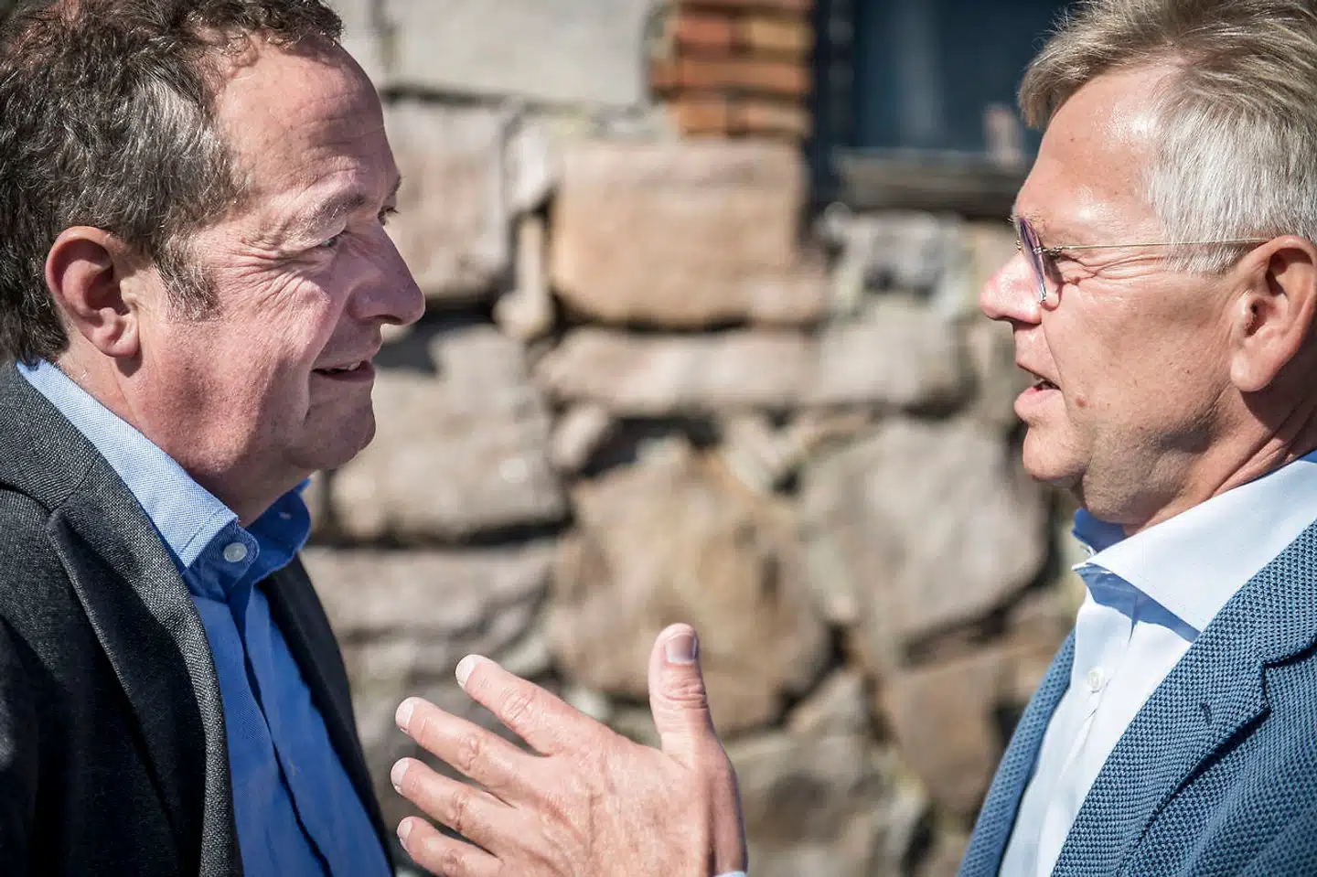 Danske Bank opfordrer sine aktionærer til at blive hjemme fra generalforsamlingen på grund af coronakrisen. Men selv om bankens generalforsamling gennemføres i beskåret udgave, må formand Karsten Dybvad (th.) og topchef Chris Vogelzang imødese en maratonforestilling med lange og udsigtsløse debatter fra få, private aktionærer.