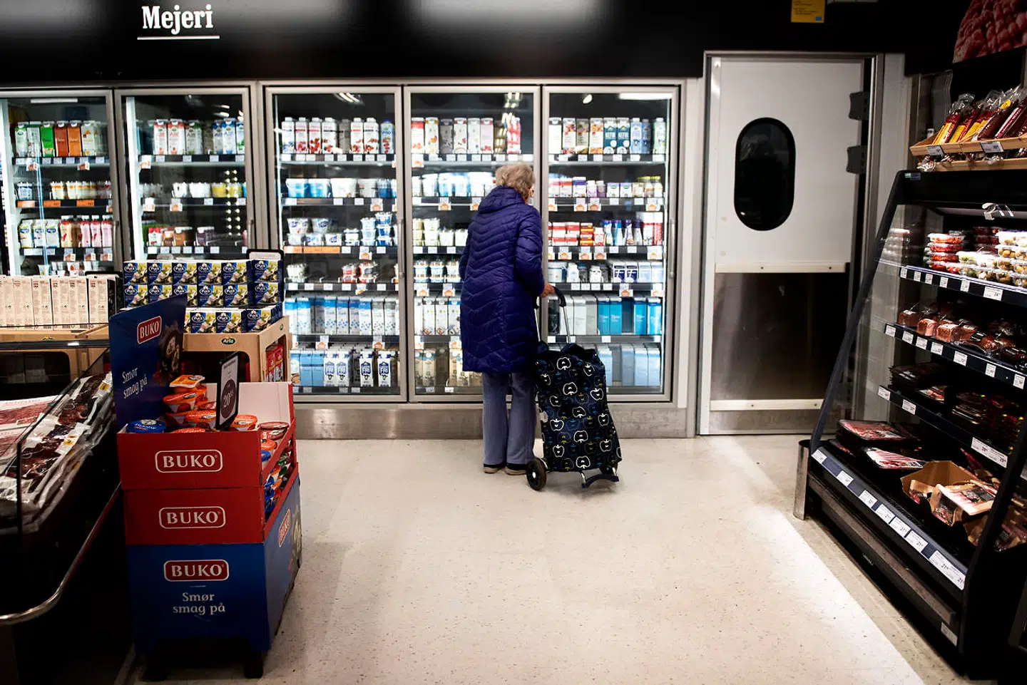 Der er stadig masser af varer på hylderne i SuperBrugsen. For danskerne er ikke begyndt at hamstre, selv om coronavirussen spreder sig.
