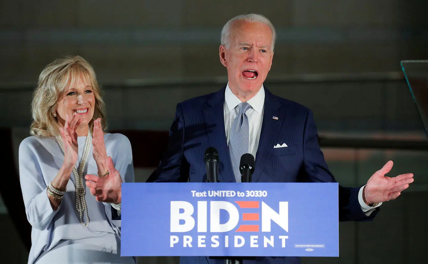 Joe Biden med sin kone, Jill, ved sin side holdt natten til onsdag dansk tid tale efter en ny triumf, som er kommet efter sløv start i de første tre valgstater.