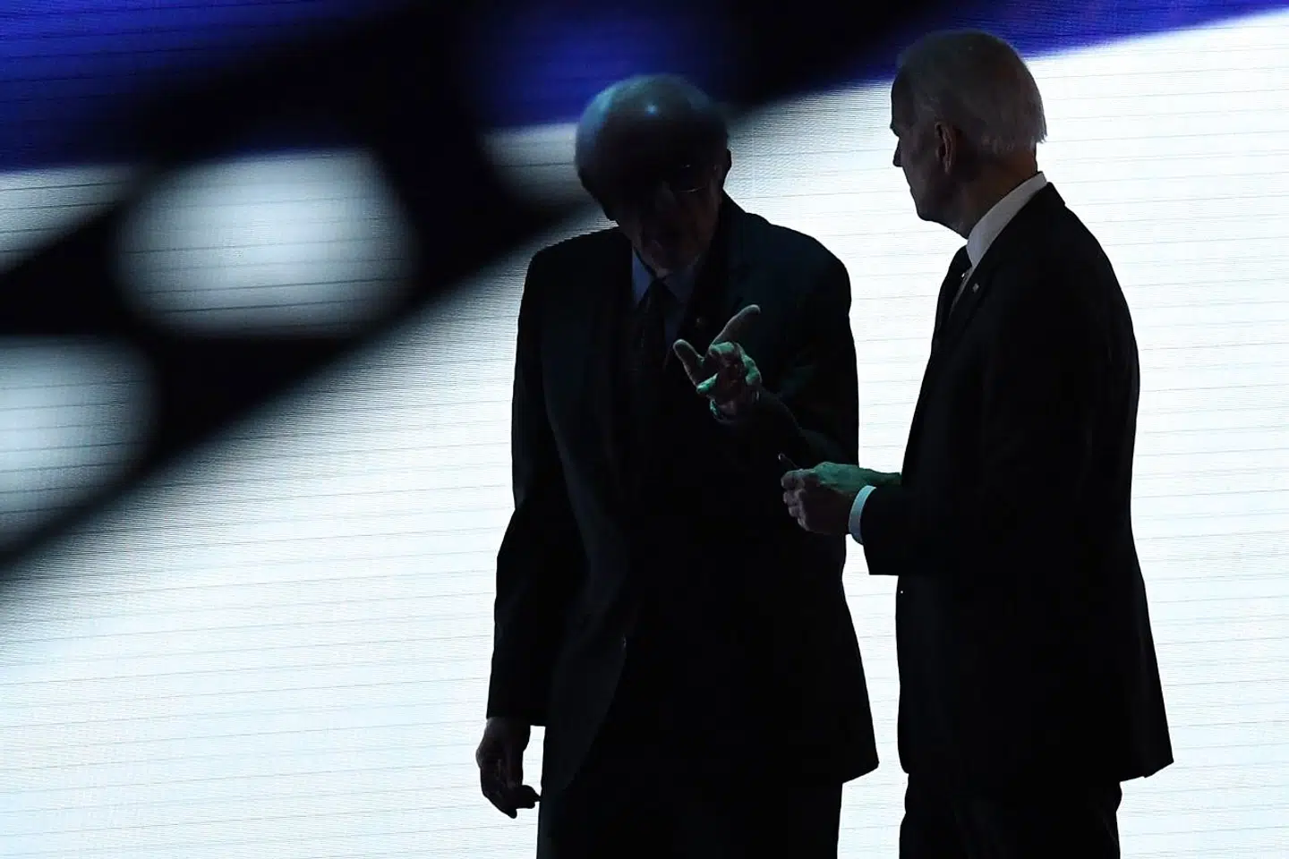 Vil Bernie Sanders og ikke mindst hans hårde kerne af trofaste tilhængere støtte Joe Bidens kandidatur, efter at det står næsten 100 procent klart, at Biden styrer mod nomineringen som demokraternes præsidentkandidat? Sanders har de seneste dage angrebet Biden fra alt fra hans stemme for Irakkrigen til hans stemme for handelsaftalen NAFTA.