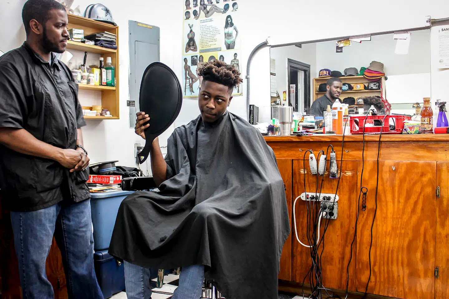 Frisøren Gerald Rivers med den 19-årige Emauri Singletary i barberstolen. Emauri Singletary ønskede som mange andre unge Bernie Sanders som præsidentkandidat, og han har deltaget i tre af hans vælgermøder. Men alt peger på, at Joe Biden bliver Donald Trumps udfordrer.