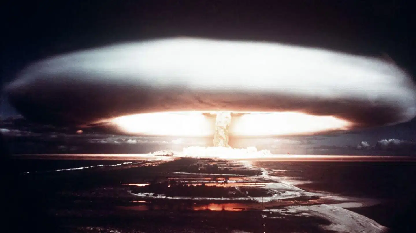 »Og med Kinas stærkt voksende militære styrke samt usikkerheden i Mellemøsten og Asien vokser risikoen for, at noget kommer til at gå galt ved en fejltagelse,« skriver Uffe Ellemann-Jensen om atomtruslen i dag. Billede fra fransk atomprøvesprængning i Stillehavet i 1971. Foto: AFP PHOTO / Ritzau Scanpix